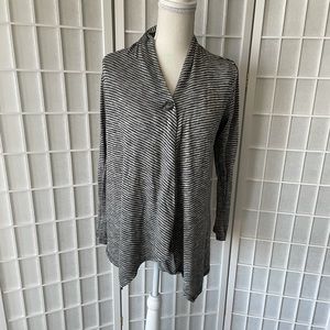 ⭐️ Lightweight cardigan with button closure.